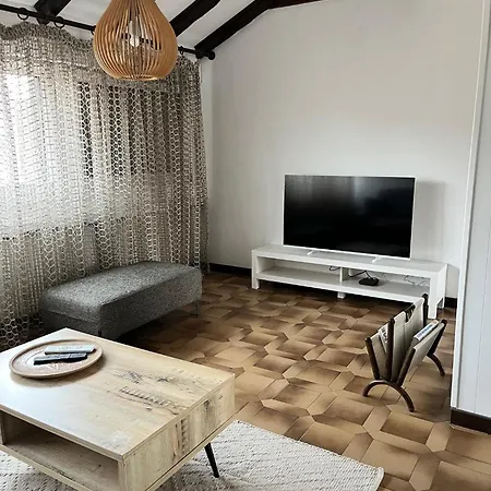 Au Theatre דירה קולמר